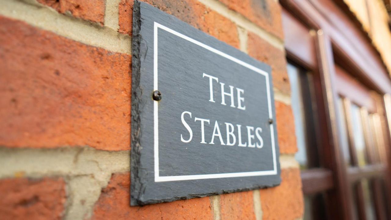 The Stables Villa วูดฮอลล์สปา ภายนอก รูปภาพ